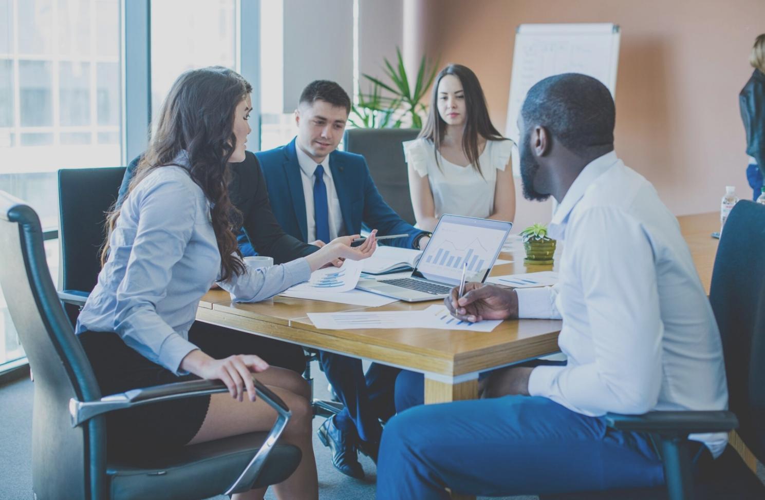 Análisis de datos financieros en pantallas múltiples mostrando gráficos industriales