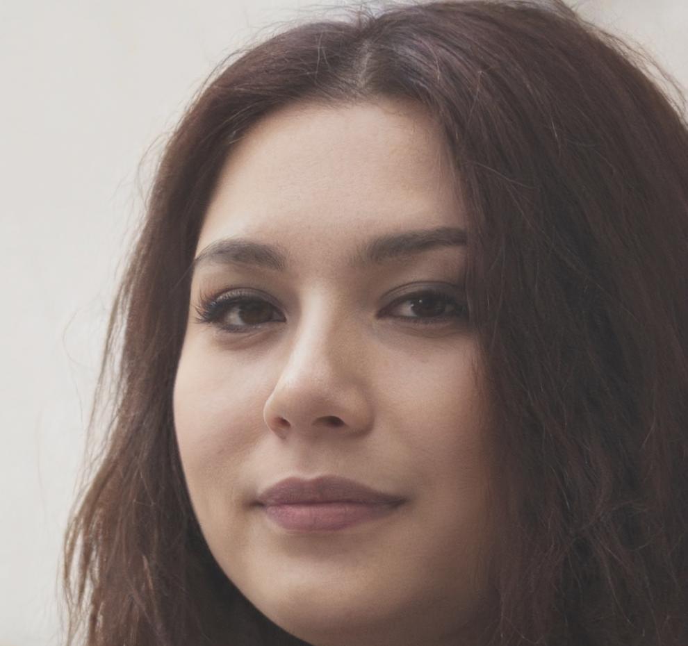 Retrato profesional de Elena Viqueira, especialista en análisis sectorial