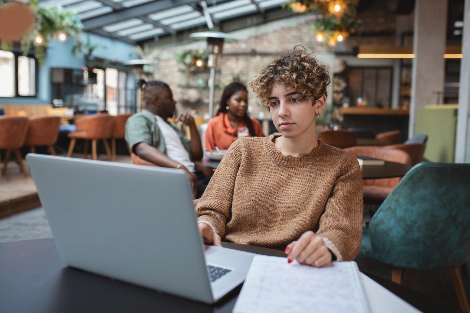 Análisis financiero avanzado y predicciones de mercado