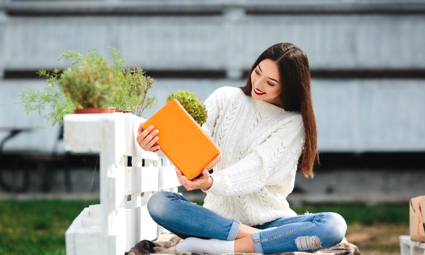 Análisis de datos financieros en oficina moderna